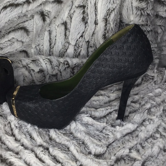 Heels - Picture 3 of 3